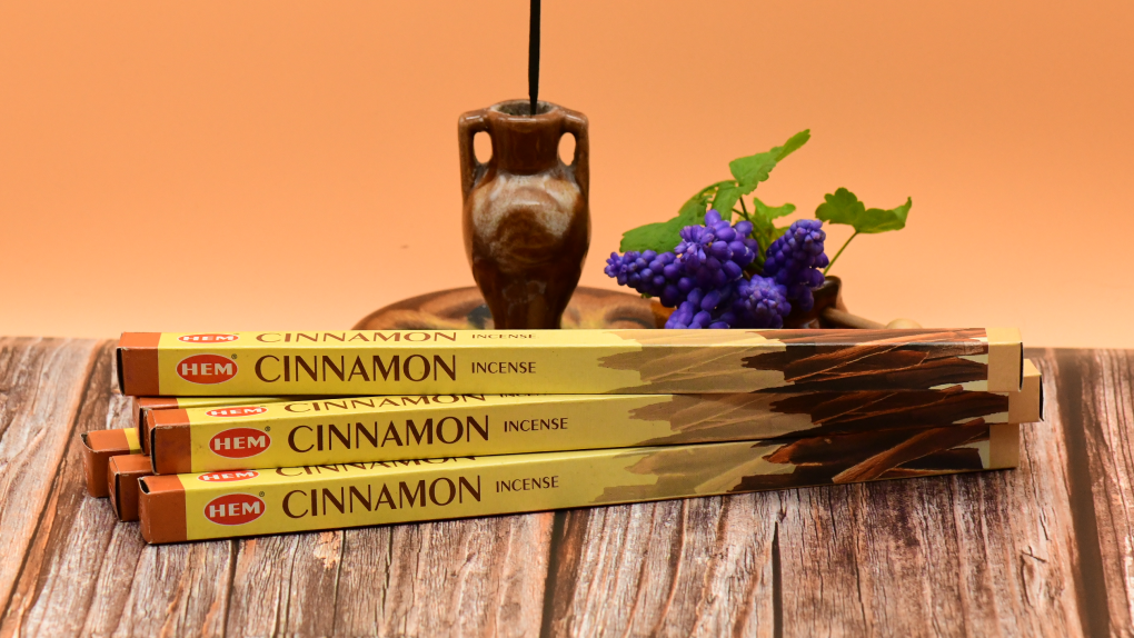 Cinnamon Røgelsespind HEM. 100% naturlige ingredienser. Håndrullet i Indien.